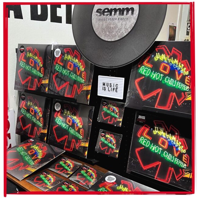 Red Hot Chili Peppers - Unlimited Love - allestimento vetrina Semm music store, vinile e cd