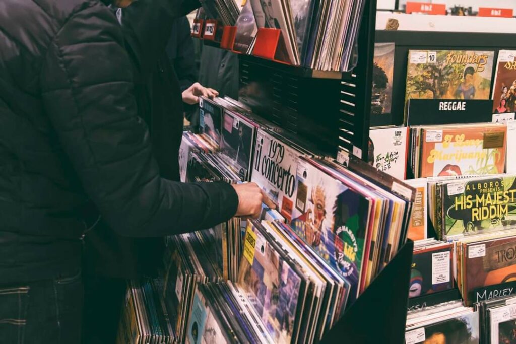 semm music store bologna vinili espositore pieno record store day 2023